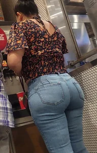 Mami showing off that Milf ass