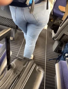 College girl with a nice booty in Levi‘s jeans
