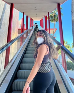 Masked Chubby Candid Girl With a Big Ass in Tights, Creepshot on an Escalator