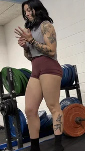Tatted white girl at the gym pt.2
