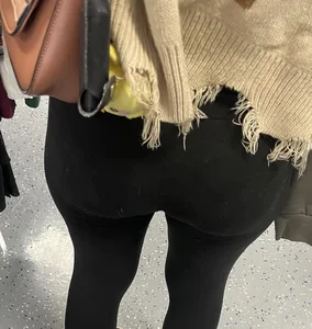 HOT VPL on sexy ass shopping in leggings! (OC)