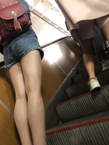 Very Hot Fit Legs in Shorts on the Subway Escalator Creepshots Gallery