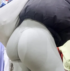White girl perfect round butt in leggings (Not OC)