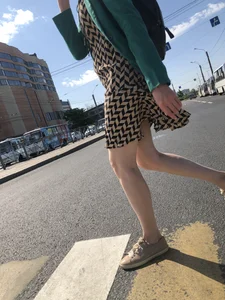 Candid milf wearing a dress crossing the street, nice legs
