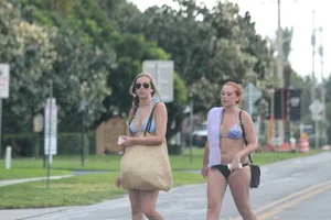 Even more hot and sexy bikini babes in Florida