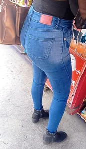 Nice booty on nerdy girl🍑