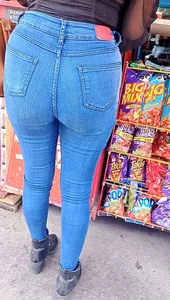 Nice booty on nerdy girl🍑