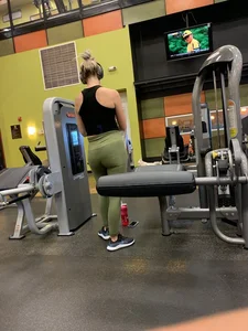 Girl working out with a nice ass in green leggings