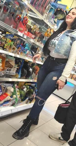 Curvy chick in tight jeans - closeups and busty front