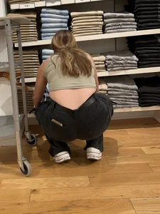 Blondish brunette squatting and working (oc)