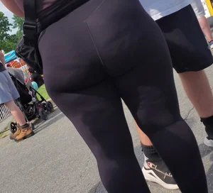 Massive ass girl in leggings