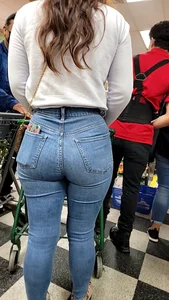 Latina in tight jeans (good set)
