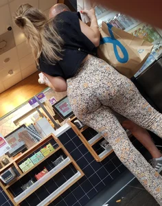 Dutch PAWG in Flare pants