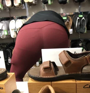 MILF in red leggings bends for the camera