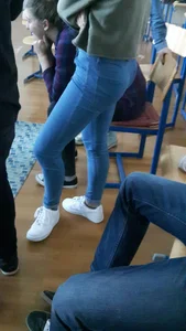 Candid college teen's booty in tight blue jeans