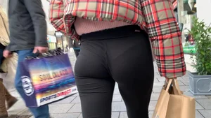 Sexy candid British chick with a tight ass and vpl in leggings