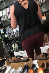 MILF in red leggings bends for the camera