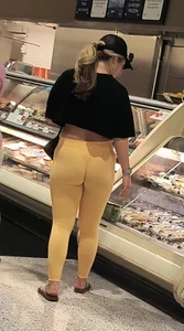 Beautiful blonde pawg in yellow leggings