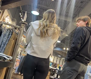 Quick catch Blonde in camo leggings
