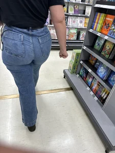 Employee with a Fat ass in jeans