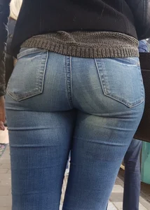 Big ass bus stop best of all old & gold🍑