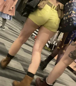 Very nice ass in yellow shorts at convention