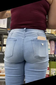 Walmart milf with PERFECT ass in tight jeans (oc)