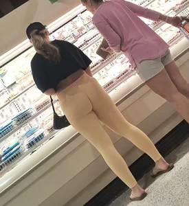 Beautiful blonde pawg in yellow leggings