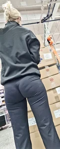 I freezed totally when I saw this ass  bending over in work pants
