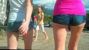 Skinny babe in denim shorts with a nice gap showing ass cheeks