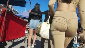 Beautiful college girl’s butt in tight leggings. Face capture (OC)