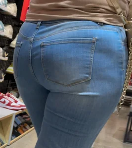 MILF Latinas at the mall with thick thighs