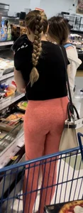 2 fit girls shopping