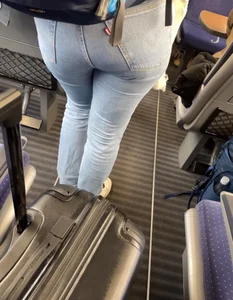 College girl with a nice booty in Levi‘s jeans