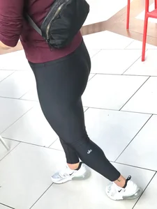 Candid sexy ass in leggings at an airport eatery