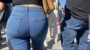 Sexy Latina in tight jeans w| bubble