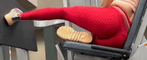 Epic candid gym babe working out in red textured leggings with an amazing ass
