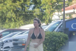 Deerfield Beach girls in bikinis