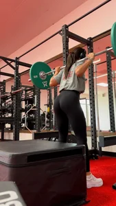 (OC) Beautiful fit brunette with jaw-dropping face at gym in leggings
