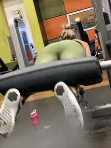 Girl working out with a nice ass in green leggings