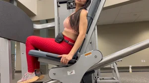 Epic candid gym babe working out in red textured leggings with an amazing ass
