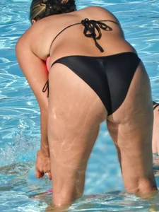 Bikini milf with wide hips and great ass in the pool [077]