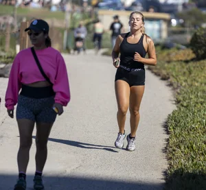 Hot candid summer girls in shorts, leggings and crop tops
