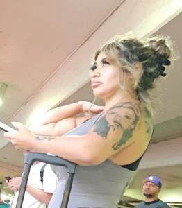 BBL in grey short gym leggings