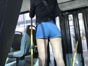 GOOD ASS IN JEAN SHORTS! IN BUS😻