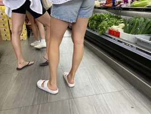 Candid girls ass, legs and feet collection