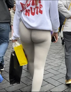Hot bubblebutt with a jiggle in thight leggings