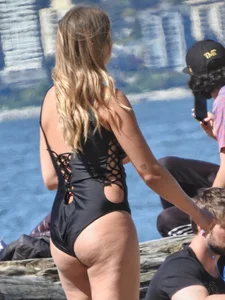 Swimsuit blondie with nice ass playing with a ball at the beach [090]