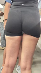 Amazing blonde in tight lulu lemon