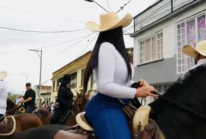 Latina cowgirls gitty up! Non OC